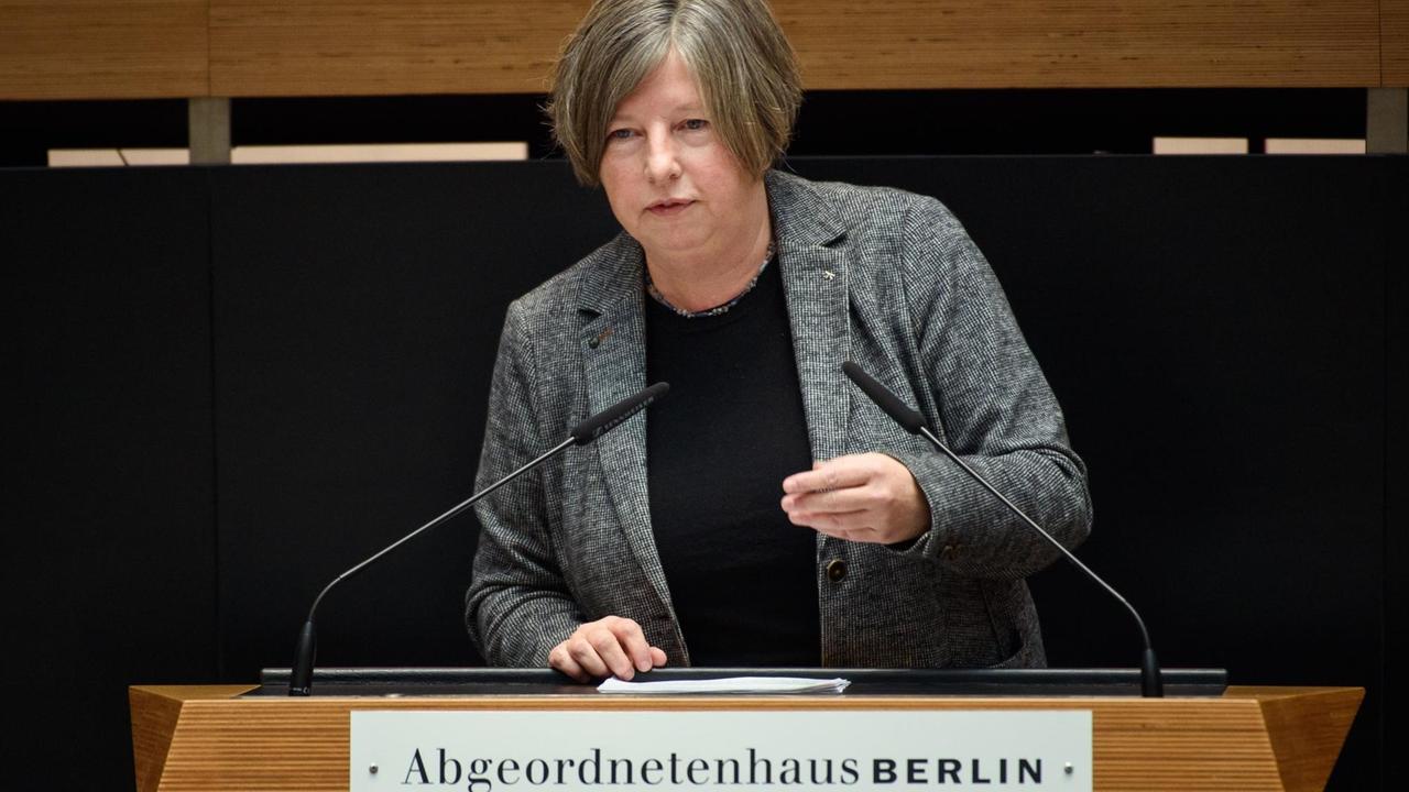 15.11.2018, Berlin: Katrin Lompscher (Die Linke), Senatorin für Stadtentwicklung und Wohnen, spricht während einer Sitzung des Berliner Abgeordnetenhauses im Plenarsaal. Themen der 33. Sitzung sind unter anderem eine Debatte zur Wohn- und Mietenpolitik und eine Fragestunde an die Senatoren. Foto: Gregor Fischer/dpa | Verwendung weltweit 15.11.2018, Berlin: Katrin Lompscher (Die Linke), Senatorin für Stadtentwicklung und Wohnen, spricht während einer Sitzung des Berliner Abgeordnetenhauses im Plenarsaal. Themen der 33. Sitzung sind unter anderem eine Debatte zur Wohn- und Mietenpolitik und eine Fragestunde an die Senatoren. Foto: Gregor Fischer/dpa | Verwendung weltweit