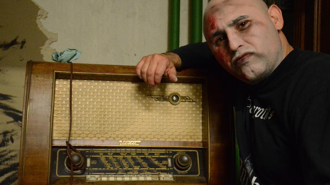 Volkan T. Error im Grufti-Look und mit altem Radio. Volkan T. Error im Grufti-Look und mit altem Radio.