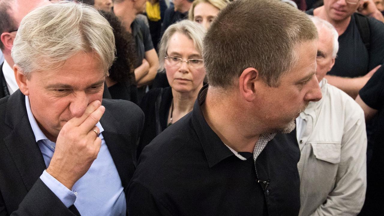 Der rechte Publizist Götz Kubitschek auf der Frankfurter Buchmesse. Demonstranten verhinderten am Samstag die Fortsetzung der Veranstaltung eines rechten Verlages auf der Buchmesse. Der rechte Publizist Götz Kubitschek auf der Frankfurter Buchmesse. Demonstranten verhinderten am Samstag die Fortsetzung der Veranstaltung eines rechten Verlages auf der Buchmesse.