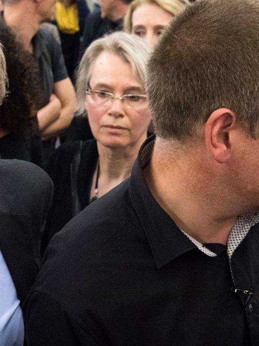 Jürgen Boos (l), Direktor der Frankfurter Buchmesse, steht auf der Buchmesse in Frankfurt am Main neben dem rechten Publizisten Götz Kubitschek.