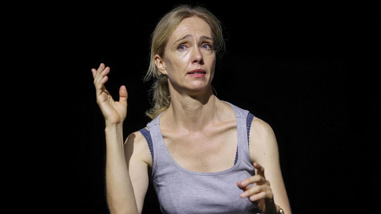 Bei den Proben für die Uraufführung von "Everywoman" bei den Salzburger Festspielen. Darstellerin Ursina Lardi. Bei den Proben für die Uraufführung von "Everywoman" bei den Salzburger Festspielen. Darstellerin Ursina Lardi.