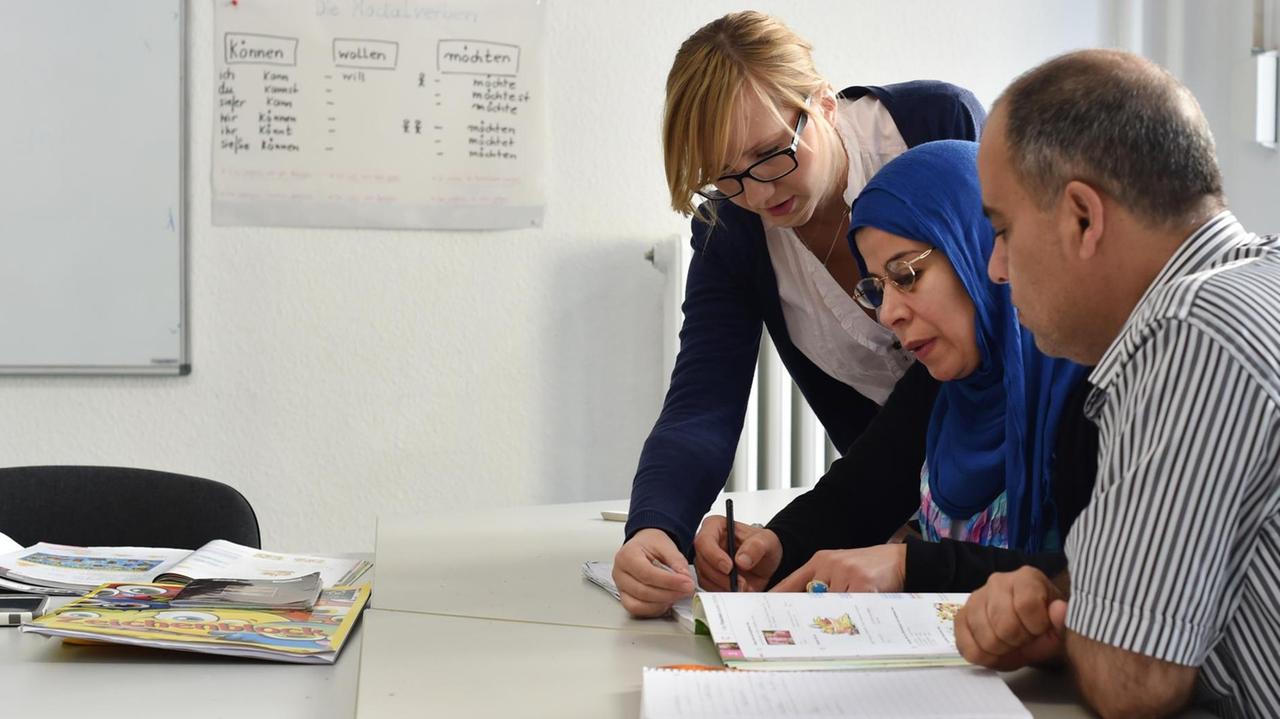 Zuwanderer aus verschiedenen Ländern nehmen am 18.09.2014 in Berlin an einem "Integrationskurs Deutsch" im Sprach- und Integrationszentrum in der Braunschweiger Straße in Neukölln teil. Zuwanderer aus verschiedenen Ländern nehmen am 18.09.2014 in Berlin an einem "Integrationskurs Deutsch" im Sprach- und Integrationszentrum in der Braunschweiger Straße in Neukölln teil.
