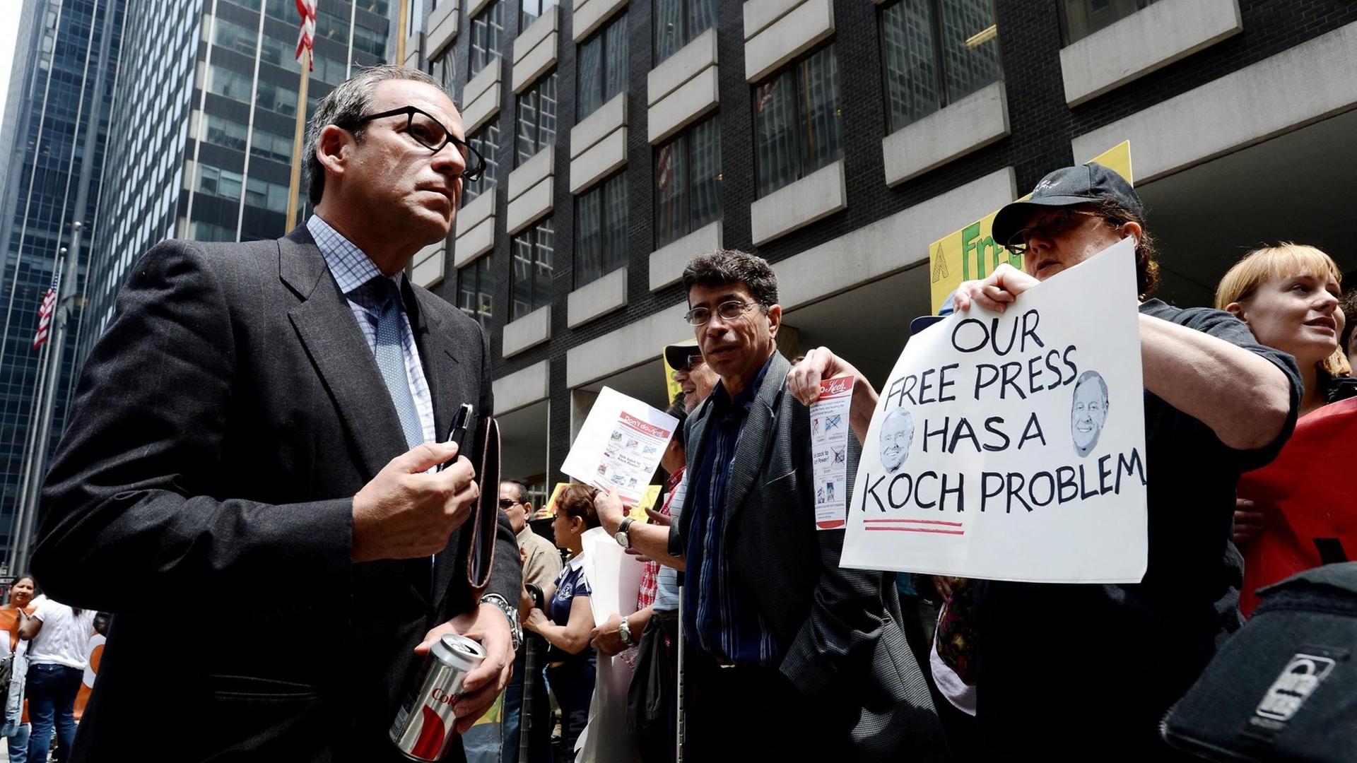 Proteste gegen den Verkauf der Tribune Company an die Koch-Brüder in New York, USA am 29. Mai 2013 Proteste gegen den Verkauf der Tribune Company an die Koch-Brüder in New York, USA am 29. Mai 2013