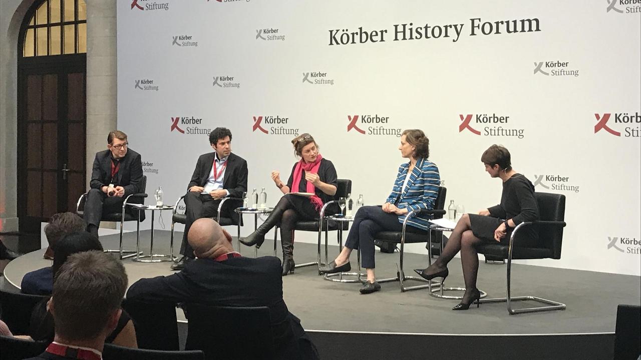 Eine Diskissionsrunde mit drei Frauen und zwei Männern. Auf der Leinwand im Hintergrund steht "Körber History Forum" Eine Diskissionsrunde mit drei Frauen und zwei Männern. Auf der Leinwand im Hintergrund steht "Körber History Forum"