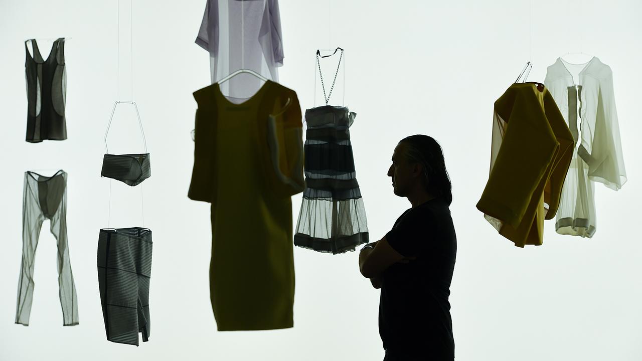 Der Designer Kostas Murkudis zwischen Stücken einer Kollektion im Museum für Moderne Kunst in Frankfurt. Der Designer Kostas Murkudis zwischen Stücken einer Kollektion im Museum für Moderne Kunst in Frankfurt.