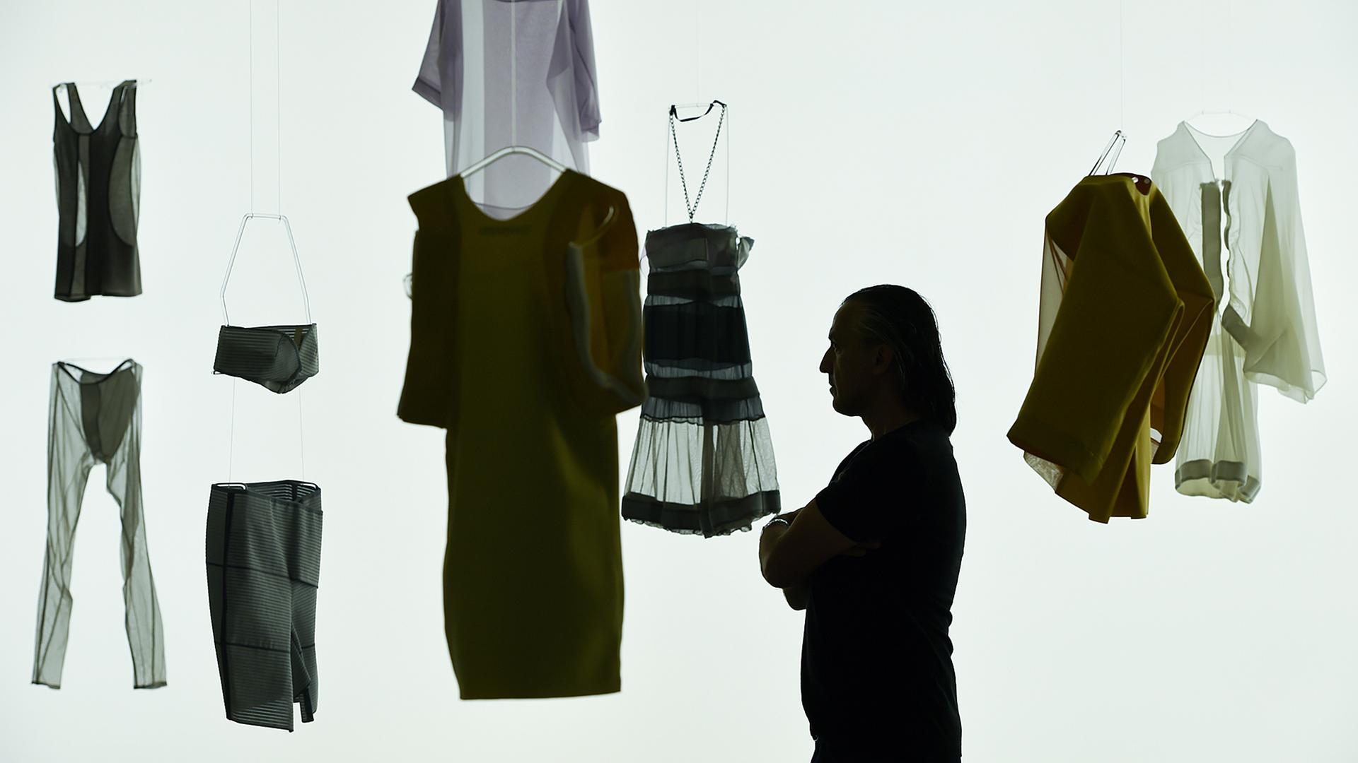 Der Designer Kostas Murkudis zwischen Stücken einer Kollektion im Museum für Moderne Kunst in Frankfurt. Der Designer Kostas Murkudis zwischen Stücken einer Kollektion im Museum für Moderne Kunst in Frankfurt.