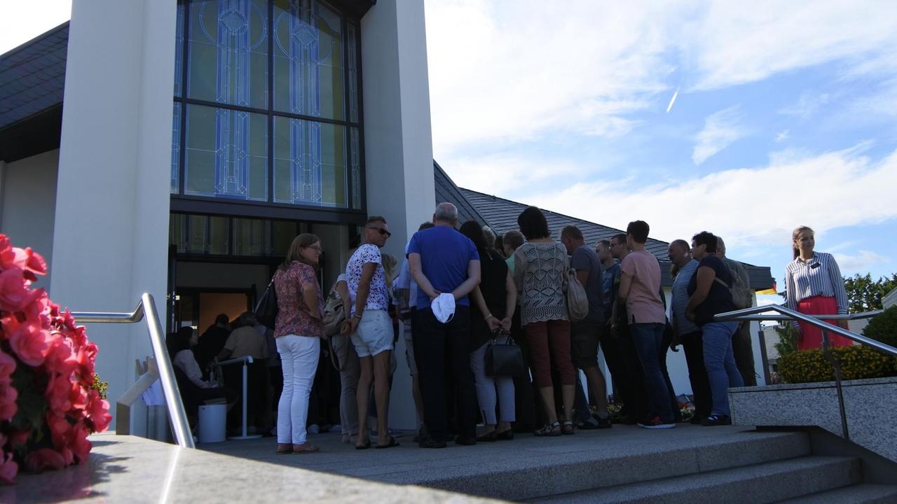 Besucher vor dem Freiberg-Tempel. Besucher vor dem Freiberg-Tempel.