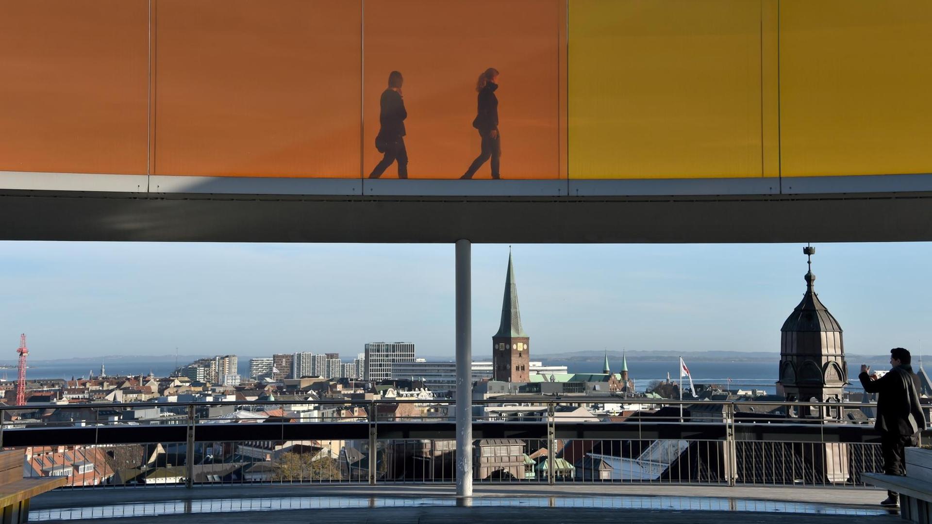 Besucher gehen am 24.11.2016 durch eine Installation auf dem Dach des ARoS Aarhus Kunstmuseum in Arhus (Dänemark). Die zweitgrößte Stadt Dänemarks ist Europäische Kulturhauptstadt 2017. Besucher gehen am 24.11.2016 durch eine Installation auf dem Dach des ARoS Aarhus Kunstmuseum in Arhus (Dänemark). Die zweitgrößte Stadt Dänemarks ist Europäische Kulturhauptstadt 2017.