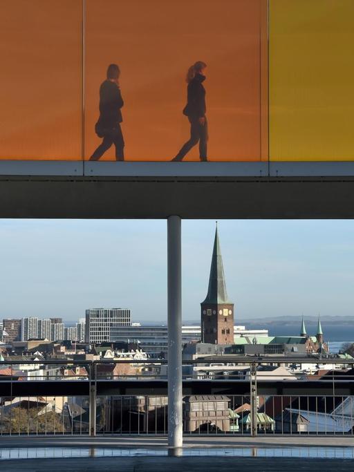 Besucher gehen am 24.11.2016 durch eine Installation auf dem Dach des ARoS Aarhus Kunstmuseum in Arhus (Dänemark). Die zweitgrößte Stadt Dänemarks ist Europäische Kulturhauptstadt 2017.