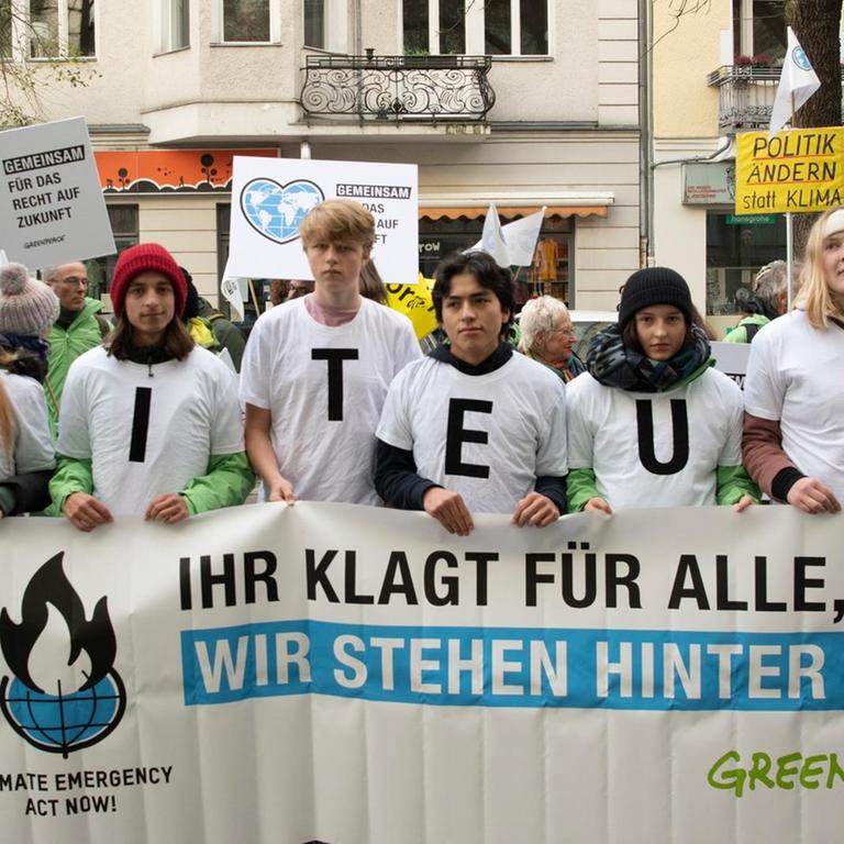 Demonstranten stehen vor dem Berliner Verwaltungsgericht. Dort wird eine Klage gegen die Klimapolitik der Bundesregierung verhandelt. Die Kläger sehen ihre Existenzgrundlage durch den Klimawandel bedroht und ihre Grundrechte verletzt. 