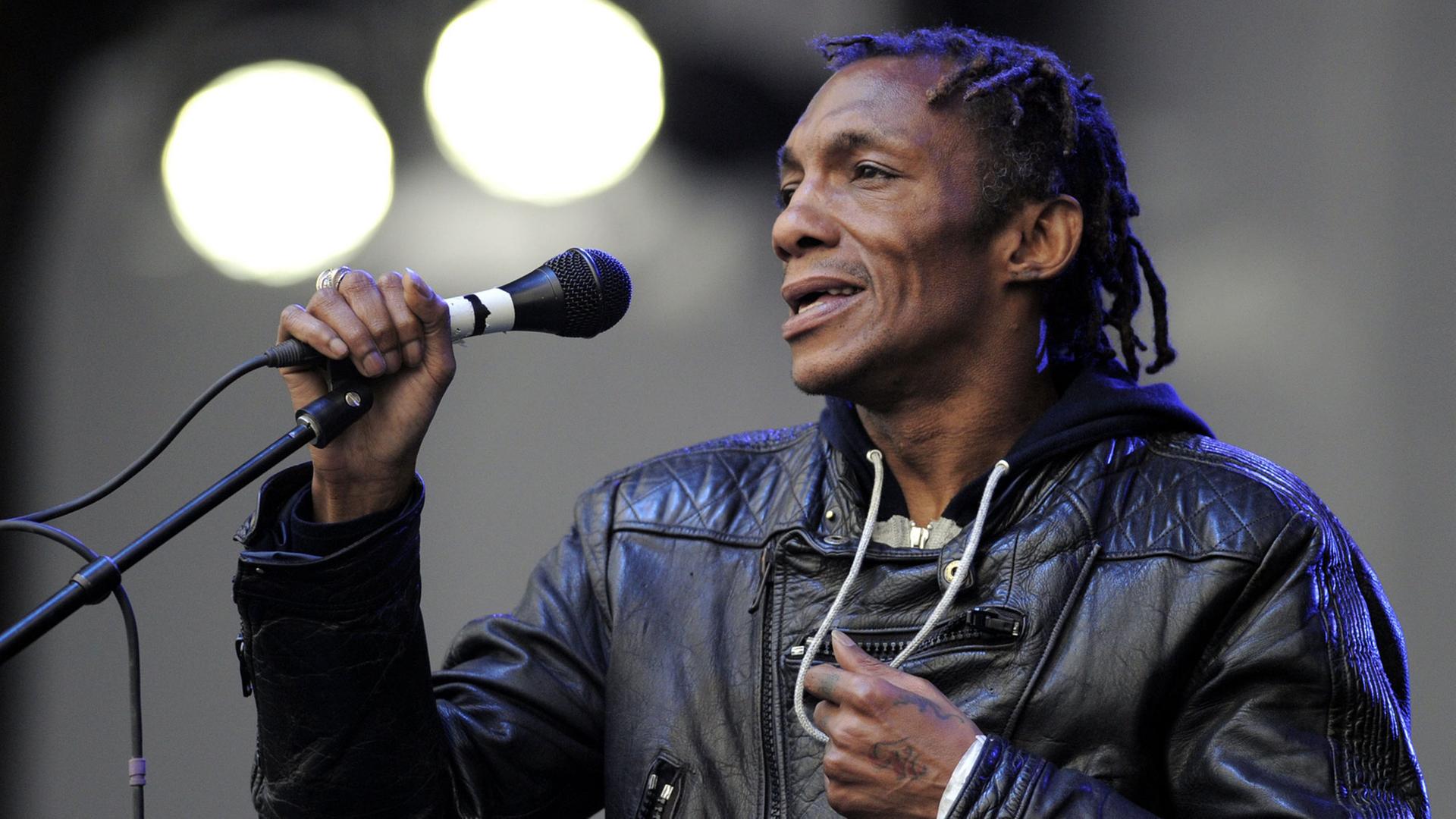 Der britische Trip-Hop-Künstler Tricky bei einem Auftritt im Jahr 2013 Der britische Trip-Hop-Künstler Tricky bei einem Auftritt im Jahr 2013