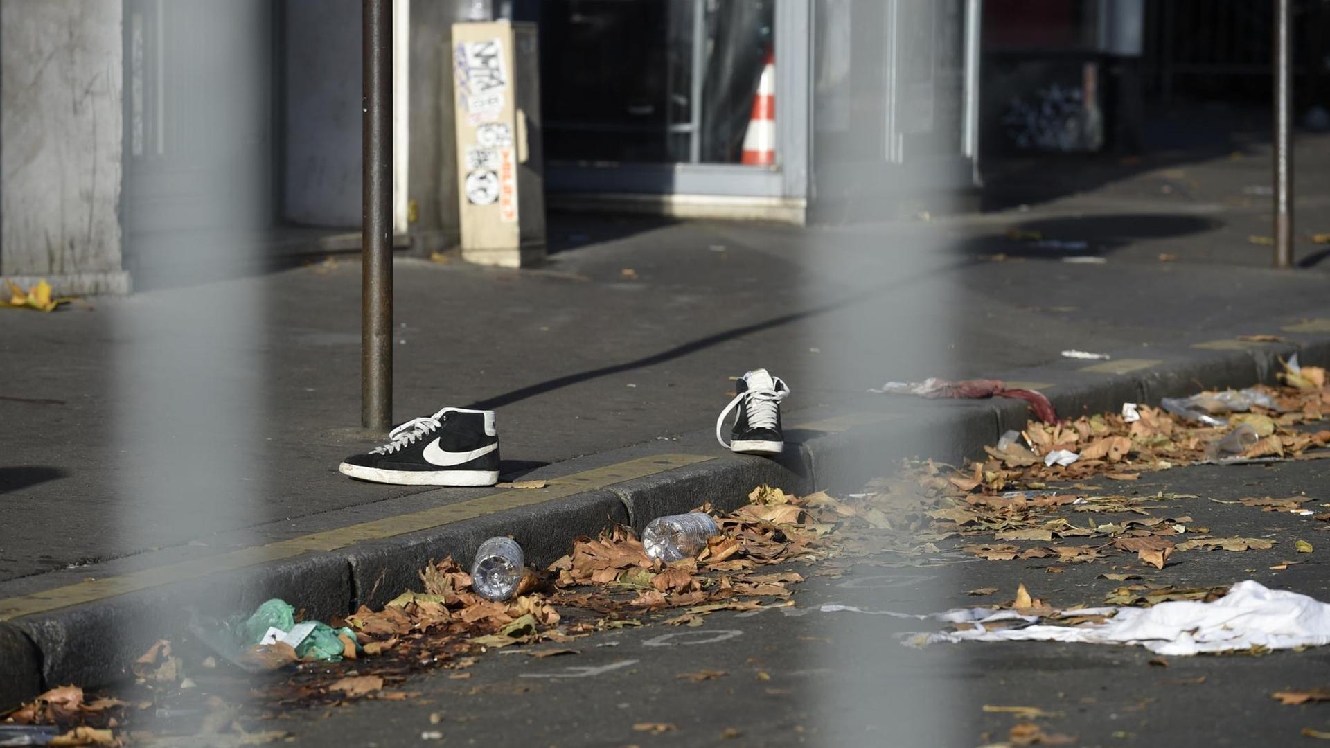Ein Paar Schuhe liegt auf einer Straße vor der Pariser Konzerthalle Bataclan. Ein Paar Schuhe liegt auf einer Straße vor der Pariser Konzerthalle Bataclan.