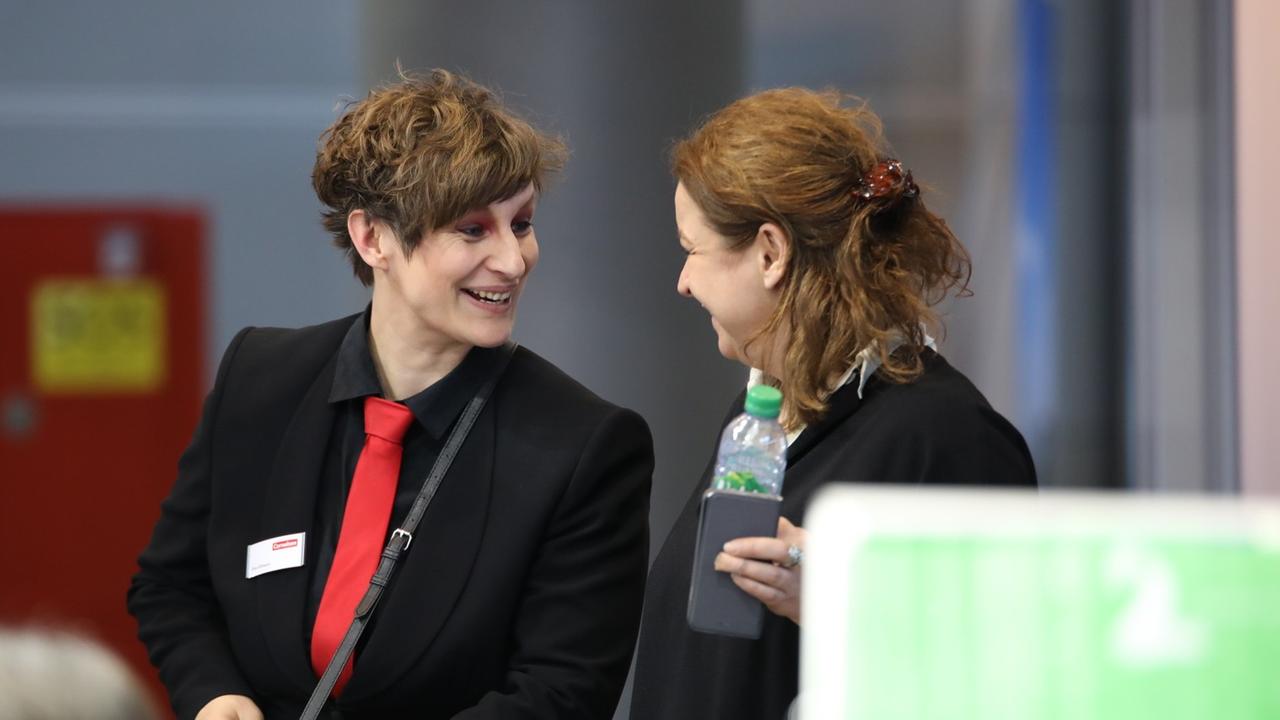 Humortrainerin Eva Ullmann (li.) verbreitet gute Laune am Messestand von Campus & Karriere aufder Didacta 2017 Humortrainerin Eva Ullmann (li.) verbreitet gute Laune am Messestand von Campus & Karriere aufder Didacta 2017