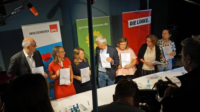 Die Landes- und Fraktionsvorsitzenden von SPD, Grünen und Linken in Bremen nach der Unterzeichnung des Koalitionsvertrages.