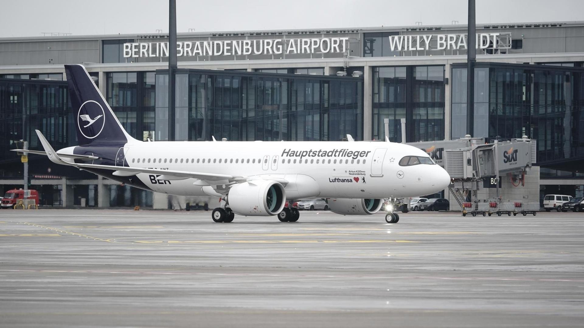 Ein Airbus der Lufthansa mit der Aufschrift "Hauptstadtflieger" steht nach der Landung vor dem Terminal 1 des Hauptstadtflughafens Berlin Brandenburg "Willy Brandt". Ein Airbus der Lufthansa mit der Aufschrift "Hauptstadtflieger" steht nach der Landung vor dem Terminal 1 des Hauptstadtflughafens Berlin Brandenburg "Willy Brandt".