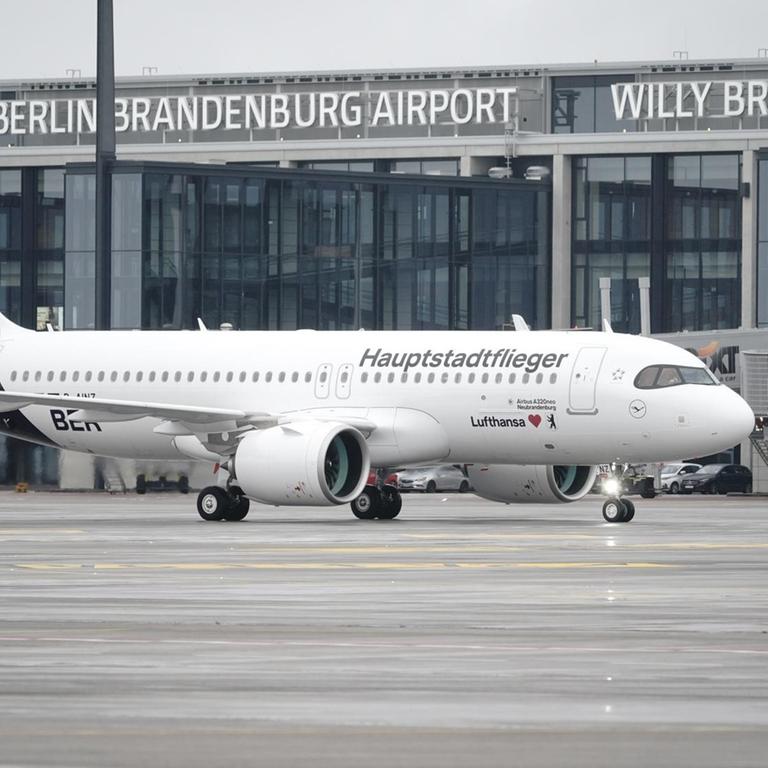 Ein Airbus der Lufthansa mit der Aufschrift "Hauptstadtflieger" steht nach der Landung vor dem Terminal 1 des Hauptstadtflughafens Berlin Brandenburg "Willy Brandt".