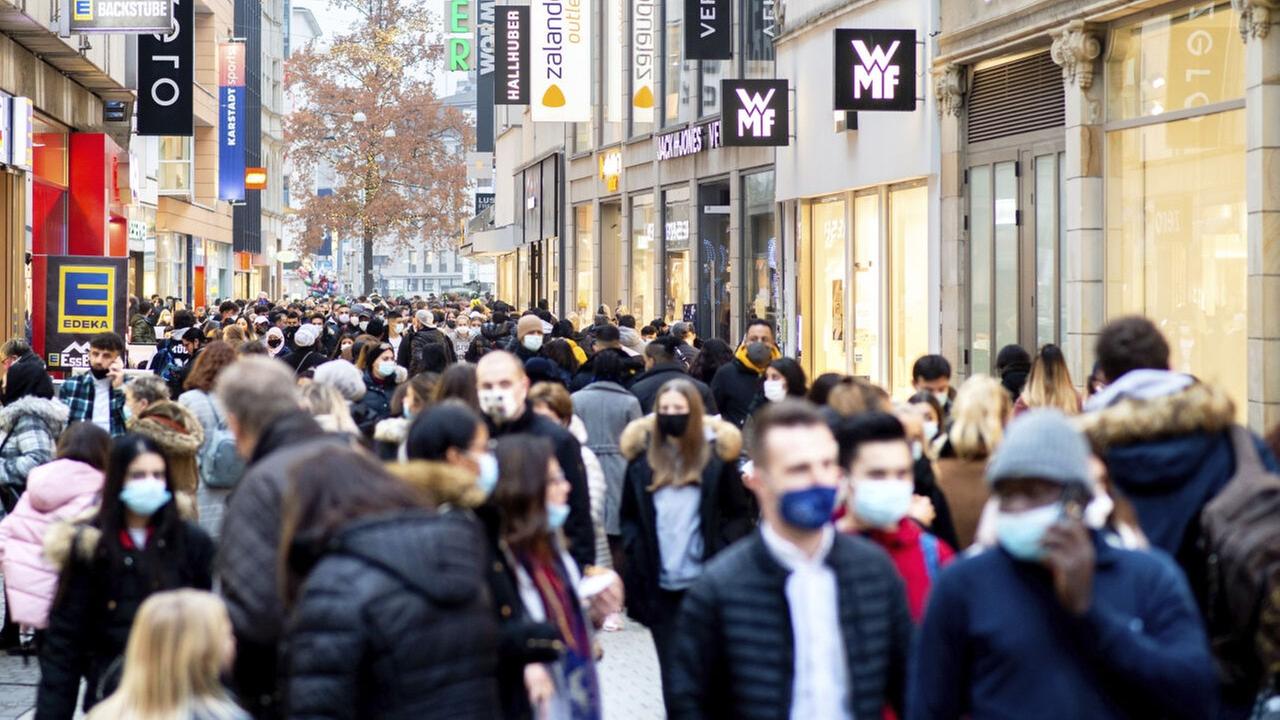Zahlreiche Menschen gehen mit Mund-Nasen-Bedeckung dicht gedrängt durch die Große Packhofstraße in der Innenstadt Hannovers. Zahlreiche Menschen gehen mit Mund-Nasen-Bedeckung dicht gedrängt durch die Große Packhofstraße in der Innenstadt Hannovers.