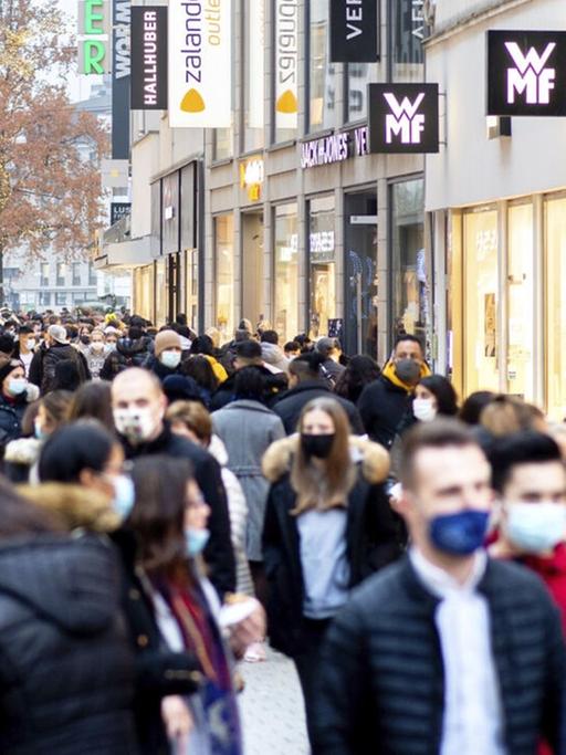 Zahlreiche Menschen gehen mit Mund-Nasen-Bedeckung dicht gedrängt durch die Große Packhofstraße in der Innenstadt Hannovers.