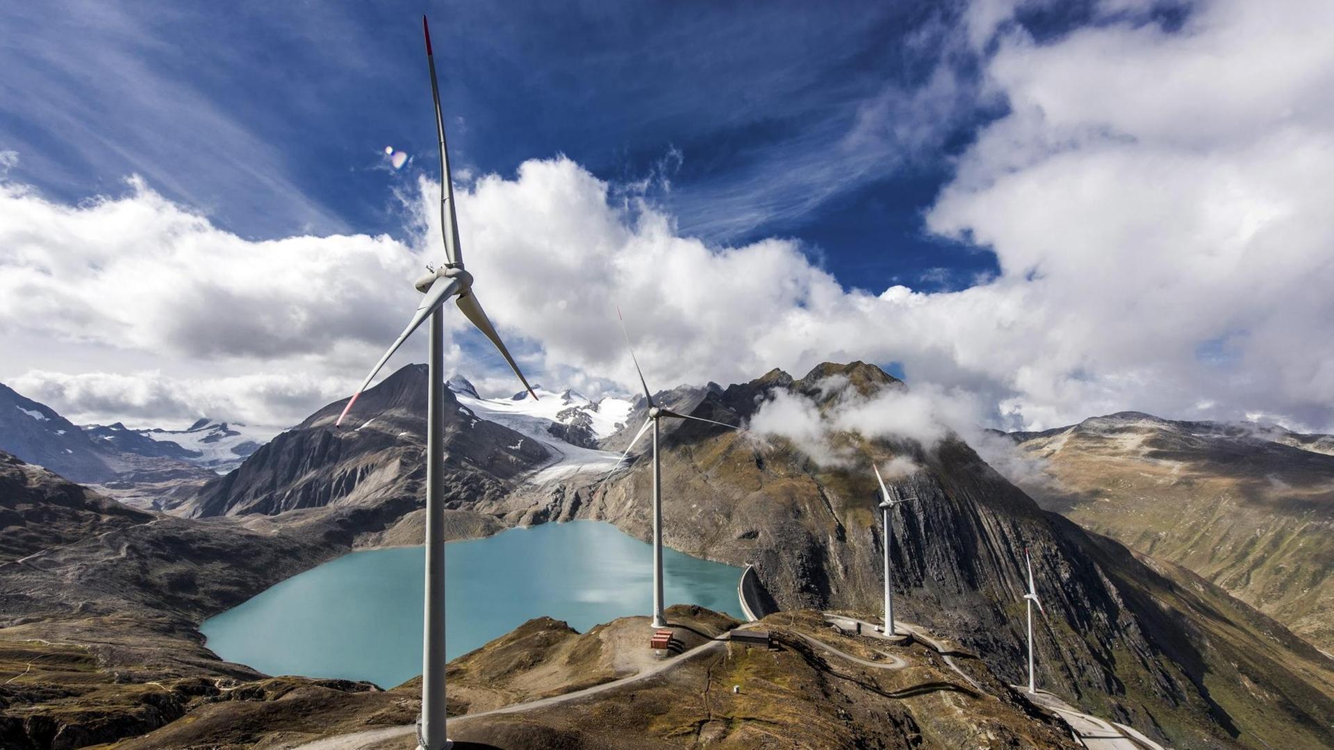 Griessee - Europas höchstgelegener Windpark in den Schweizer Alpen (23.9.2016). Griessee - Europas höchstgelegener Windpark in den Schweizer Alpen (23.9.2016).