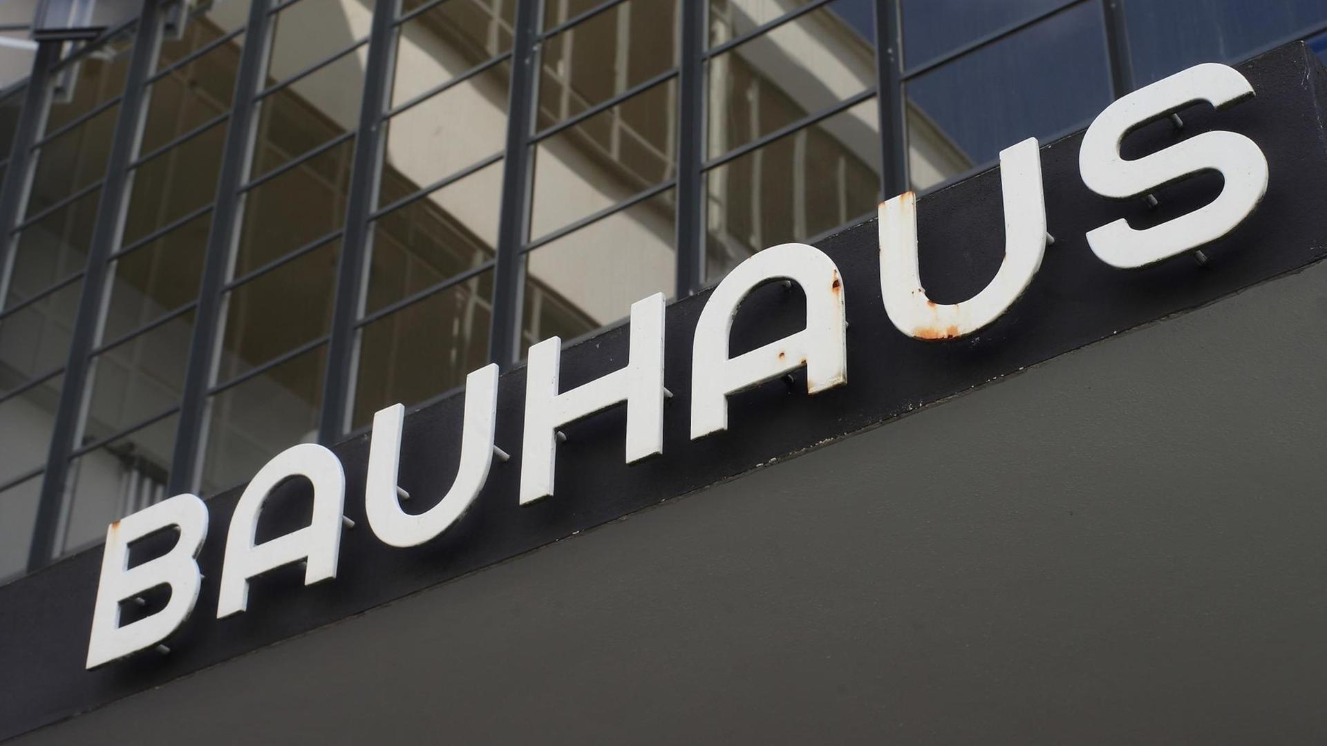 Schriftzug am Bauhaus in Dessau-Roßlau (Sachsen-Anhalt). Das zum UNESCO-Weltkulturerbe gehörende Bauhaus wurde im Dezember 1926 eröffnet. Die dortige Kunstschule hat die Entwicklung von Architektur, Städtebau und Design im 20. Jahrhundert stark geprägt. Schriftzug am Bauhaus in Dessau-Roßlau (Sachsen-Anhalt). Das zum UNESCO-Weltkulturerbe gehörende Bauhaus wurde im Dezember 1926 eröffnet. Die dortige Kunstschule hat die Entwicklung von Architektur, Städtebau und Design im 20. Jahrhundert stark geprägt.