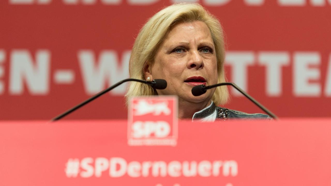Die baden-württembergische SPD-Politkerin Hilde Mattheis spricht am 18.11.2017 auf dem SPD-Landesparteitag in Donaueschingen (Baden-Württemberg). Kommunalpolitiker und Nachwuchspolitiker haben vor dem Parteitag mehr Tempo bei der Aufarbeitung der schlechten Ergebnisse der Landtags- und Bundestagswahl gefordert. Foto: Patrick Seeger/dpa | Verwendung weltweit Die baden-württembergische SPD-Politkerin Hilde Mattheis spricht am 18.11.2017 auf dem SPD-Landesparteitag in Donaueschingen (Baden-Württemberg). Kommunalpolitiker und Nachwuchspolitiker haben vor dem Parteitag mehr Tempo bei der Aufarbeitung der schlechten Ergebnisse der Landtags- und Bundestagswahl gefordert. Foto: Patrick Seeger/dpa | Verwendung weltweit