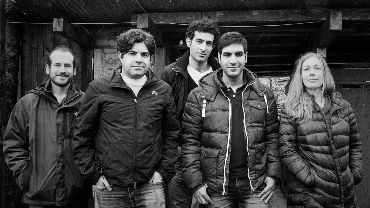 Die Musiker Yuval Halpern, Babak Shafian, Jawad Salkhordeh, Omri Abramov und Johanna Hessenberg stehen vor einer Art Holzschuppen mit Wellblechdach. Die Musiker Yuval Halpern, Babak Shafian, Jawad Salkhordeh, Omri Abramov und Johanna Hessenberg stehen vor einer Art Holzschuppen mit Wellblechdach.