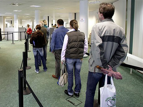 Arbeitssuchende stehen in der Agentur für Arbeit in Gelsenkirchen. Arbeitssuchende stehen in der Agentur für Arbeit in Gelsenkirchen.