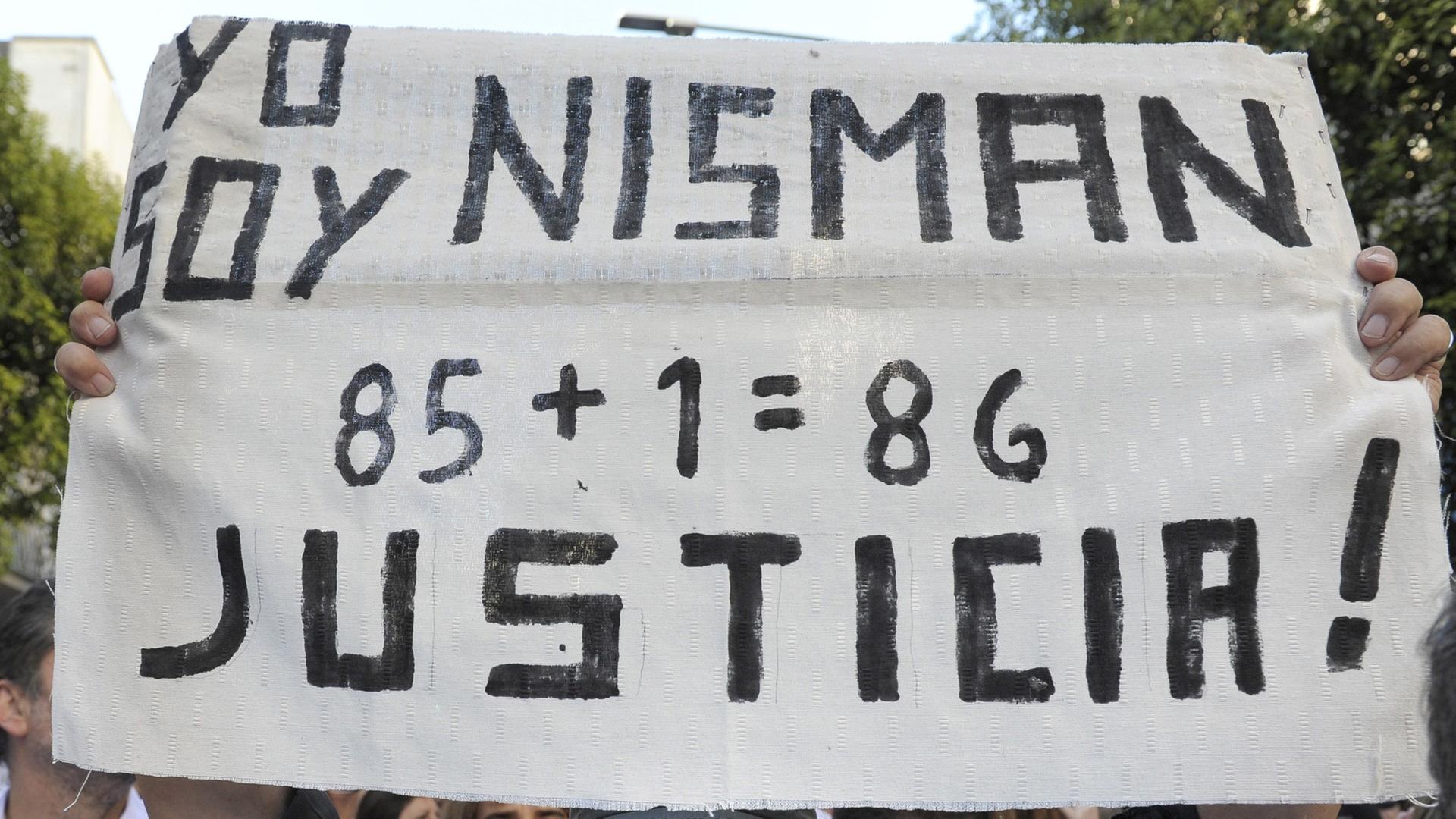Demonstranten in Buenos Aires fordern die Aufklärung des Todes von Staatsanwalt Alberto Nisman. Demonstranten in Buenos Aires fordern die Aufklärung des Todes von Staatsanwalt Alberto Nisman.