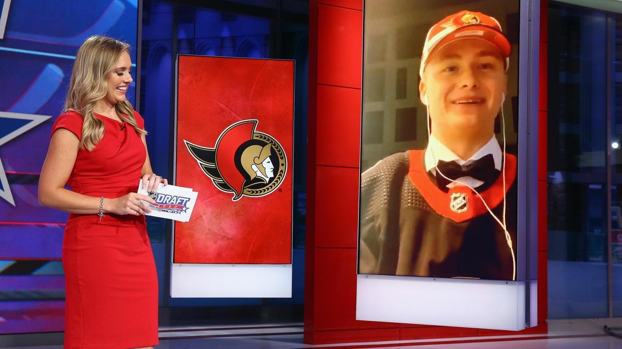 Bild aus dem Fernsehstudio: Die Ottawa Senators wählen Nachwuchstalent Tim Stützle. Bild aus dem Fernsehstudio: Die Ottawa Senators wählen Nachwuchstalent Tim Stützle.