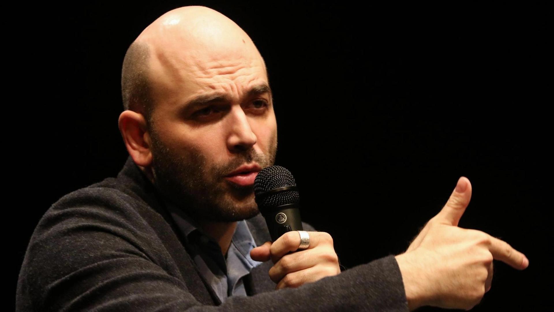 Der italienische Autor und Journalist Roberto Saviano im Sanita Theater in Neapel, Italien, 2016. Der italienische Autor und Journalist Roberto Saviano im Sanita Theater in Neapel, Italien, 2016.