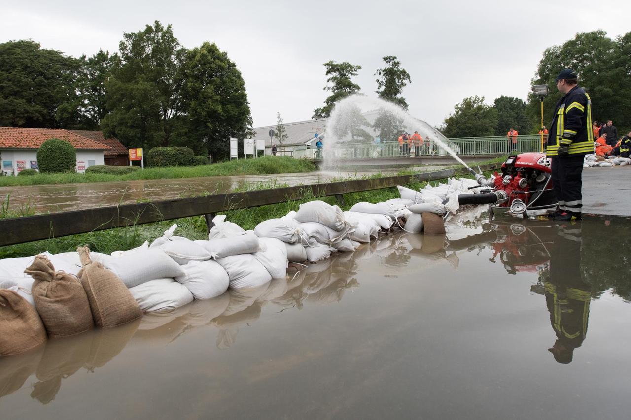 Sandsäcke liegen am 27.07.2017 in Hildesheim (Niedersachsen) vor dem Fluss Innerste. Dauerregen hat im südlichen Niedersachsen in einigen Orten zu Überschwemmungen geführt. Foto: Swen Pförtner/dpa | Verwendung weltweit Sandsäcke liegen am 27.07.2017 in Hildesheim (Niedersachsen) vor dem Fluss Innerste. Dauerregen hat im südlichen Niedersachsen in einigen Orten zu Überschwemmungen geführt. Foto: Swen Pförtner/dpa | Verwendung weltweit