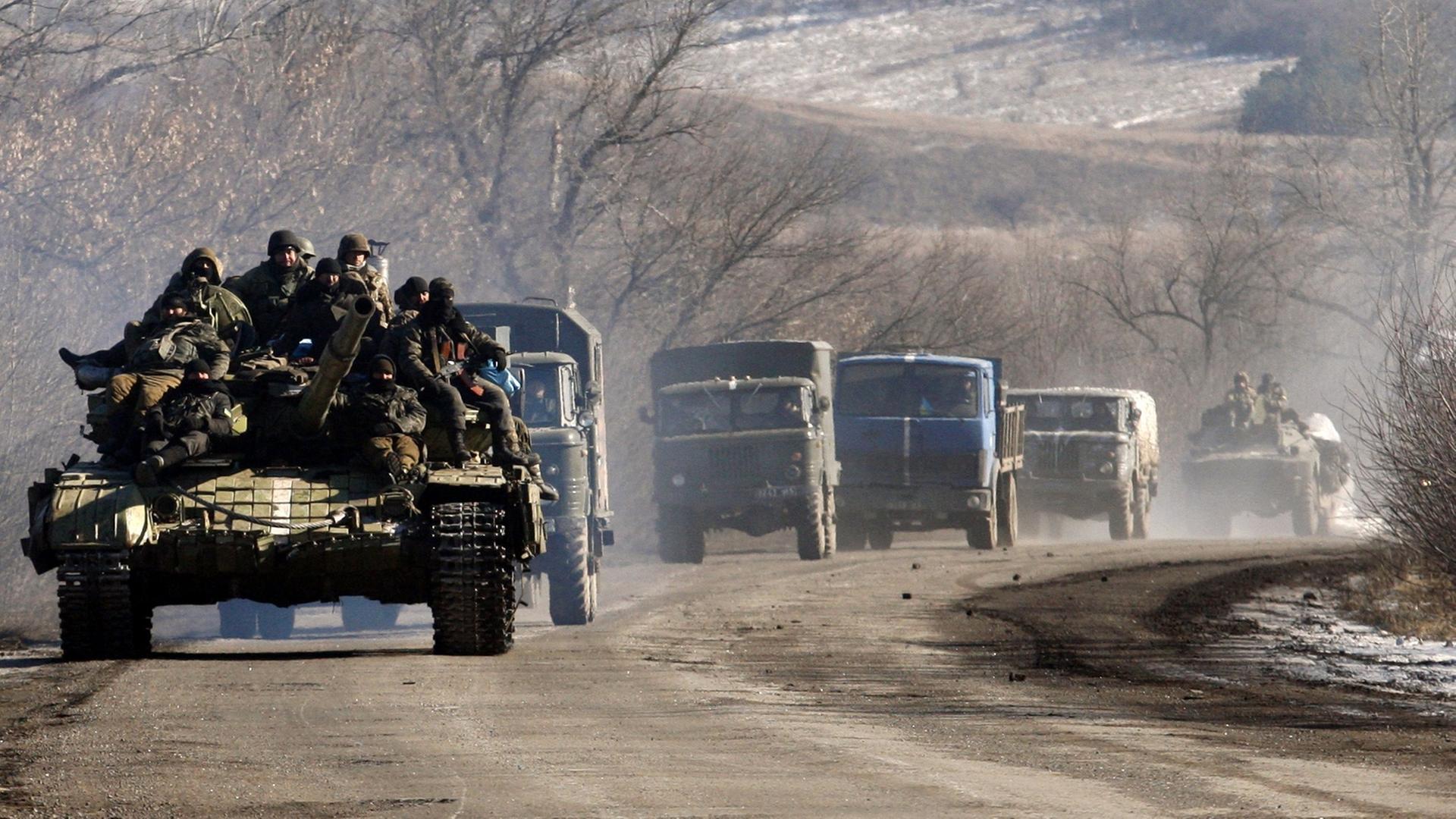 Ukrainische Truppen ziehen sich aus Debalzewe zurück. Ukrainische Truppen ziehen sich aus Debalzewe zurück.