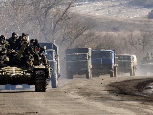 Ukrainische Truppen ziehen sich aus Debalzewe zurück.