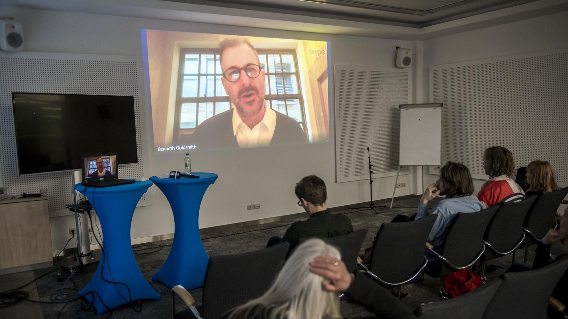 "Uncreative Writer" Kenneth Goldsmith über Skype auf dem Kölner Kongress 2018 "Uncreative Writer" Kenneth Goldsmith über Skype auf dem Kölner Kongress 2018