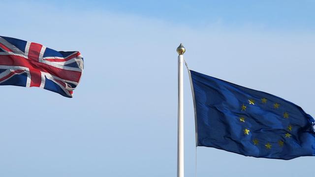Die Fahne Großbritanniens und eine "ausgefranste" Europa-Fahne wehen nebeneinander im Hafen von Dover (GB), aufgenommen am 28.05.2016