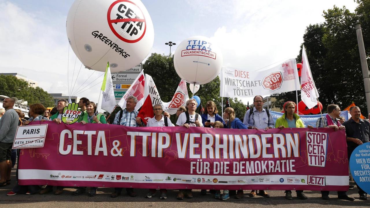 Großdemonstration in Köln gegen die geplanten Freihandelsabkommen TTIP und Ceta an der Deutzer Werft am 17.09.2016. 