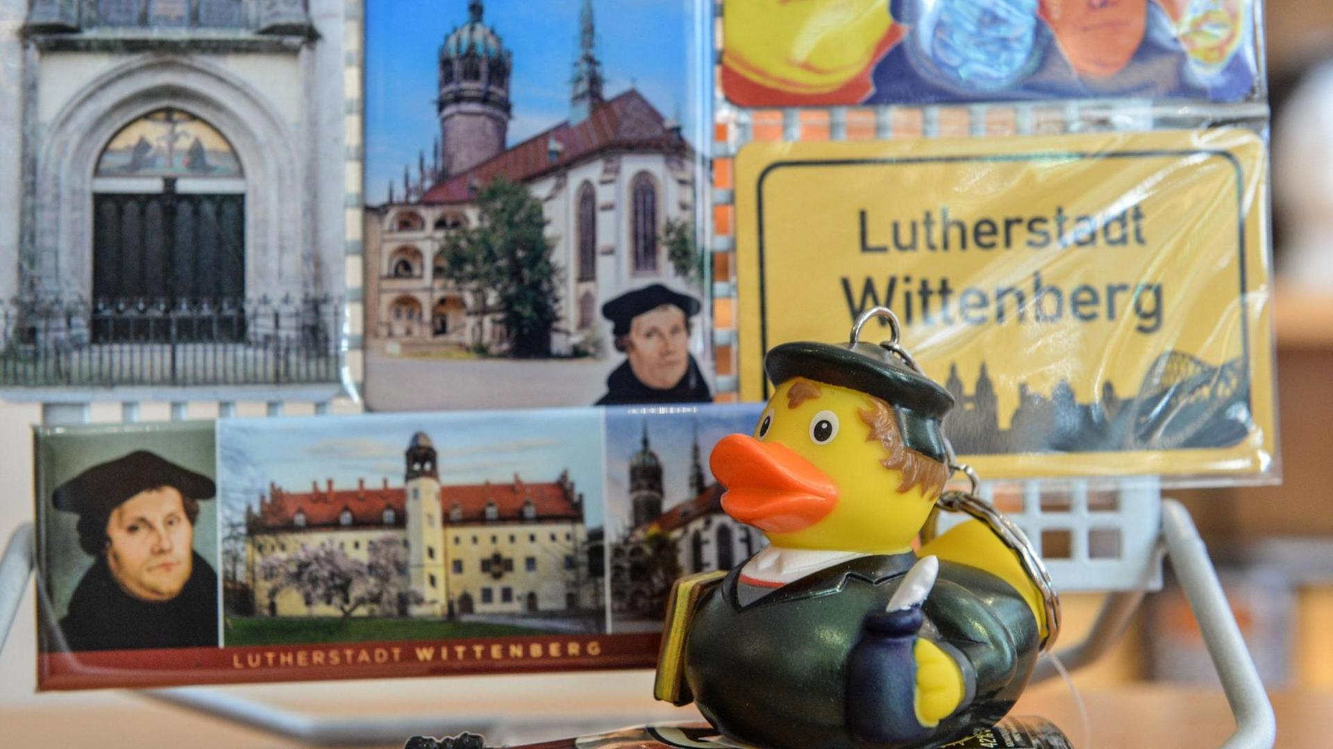Luther-Souvenirs in Wittenberg. Statt Luther-Kult fordert Autor Erik Flügge lebendige Identifikationsfiguren in der evangelischen Kirche Luther-Souvenirs in Wittenberg. Statt Luther-Kult fordert Autor Erik Flügge lebendige Identifikationsfiguren in der evangelischen Kirche