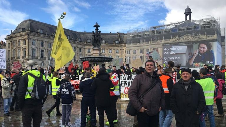 Auf dem Börsenplatz in Bordeaux sammeln sich die Demonstranten, Januar 2019 Auf dem Börsenplatz in Bordeaux sammeln sich die Demonstranten, Januar 2019