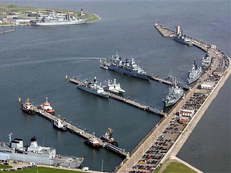Schiffe der Deutschen Marine liegen im Marinestützpunkt Wilhelmshaven. Schiffe der Deutschen Marine liegen im Marinestützpunkt Wilhelmshaven.