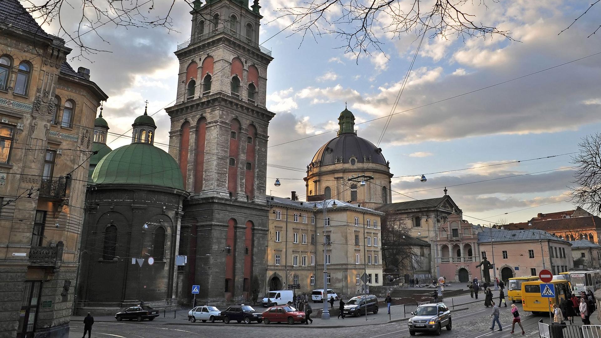 Straße in der westukrainischen Stadt Lviv (Lemberg) Straße in der westukrainischen Stadt Lviv (Lemberg)