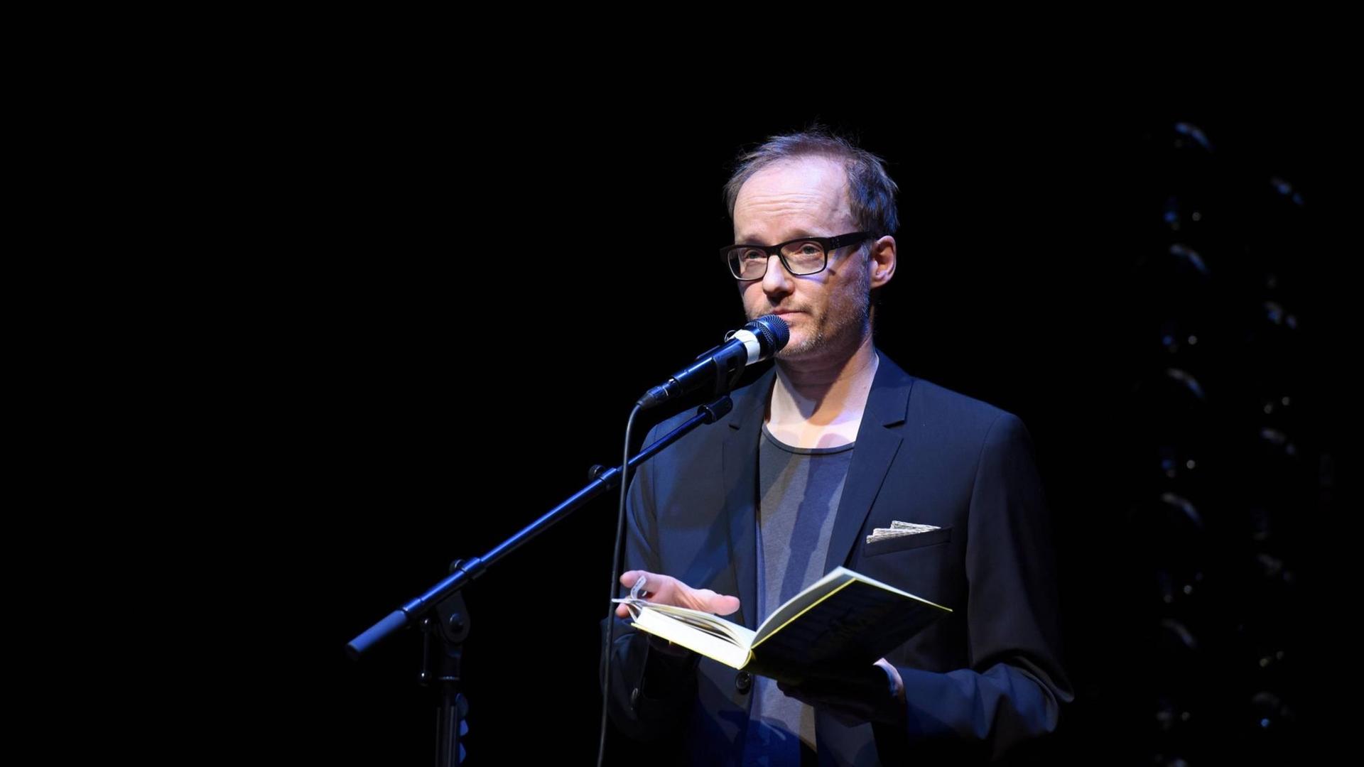 Der Indie-Pop-Musiker und Autor Peter Licht liest am 19.03.2015 im Rahmen des internationalen Literaturfestivals Lit.Cologne in Köln. Der Indie-Pop-Musiker und Autor Peter Licht liest am 19.03.2015 im Rahmen des internationalen Literaturfestivals Lit.Cologne in Köln.
