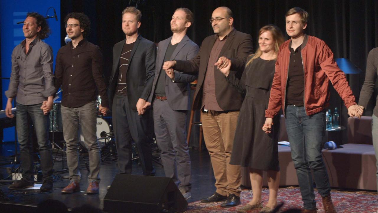 Die Künstler und Gäste des Abends auf der Bühne des Comedia Theaters Köln. Die Künstler und Gäste des Abends auf der Bühne des Comedia Theaters Köln.