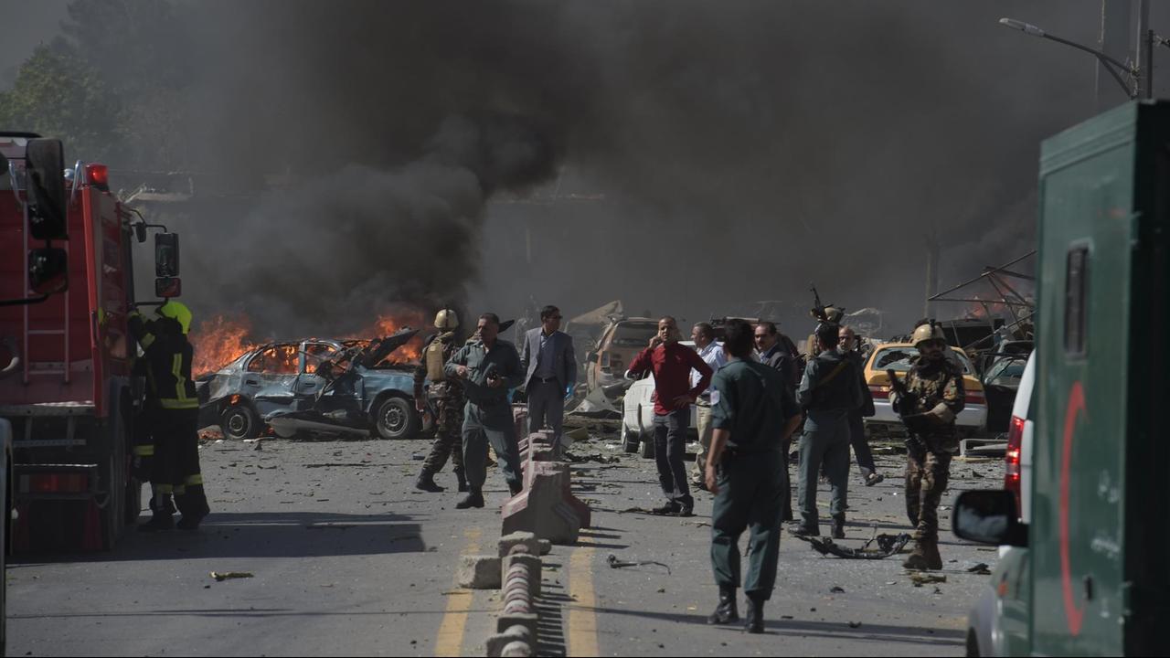 Bei einem Anschlag in Kabul im Diplomatenviertel hat es viele Tote und Verletzte gegeben. Am 31.5.2017 war eine Autobombe explodiert. Die Behörden in Afghanistan gehen von einem Selbstmordattentat aus. Bei einem Anschlag in Kabul im Diplomatenviertel hat es viele Tote und Verletzte gegeben. Am 31.5.2017 war eine Autobombe explodiert. Die Behörden in Afghanistan gehen von einem Selbstmordattentat aus.