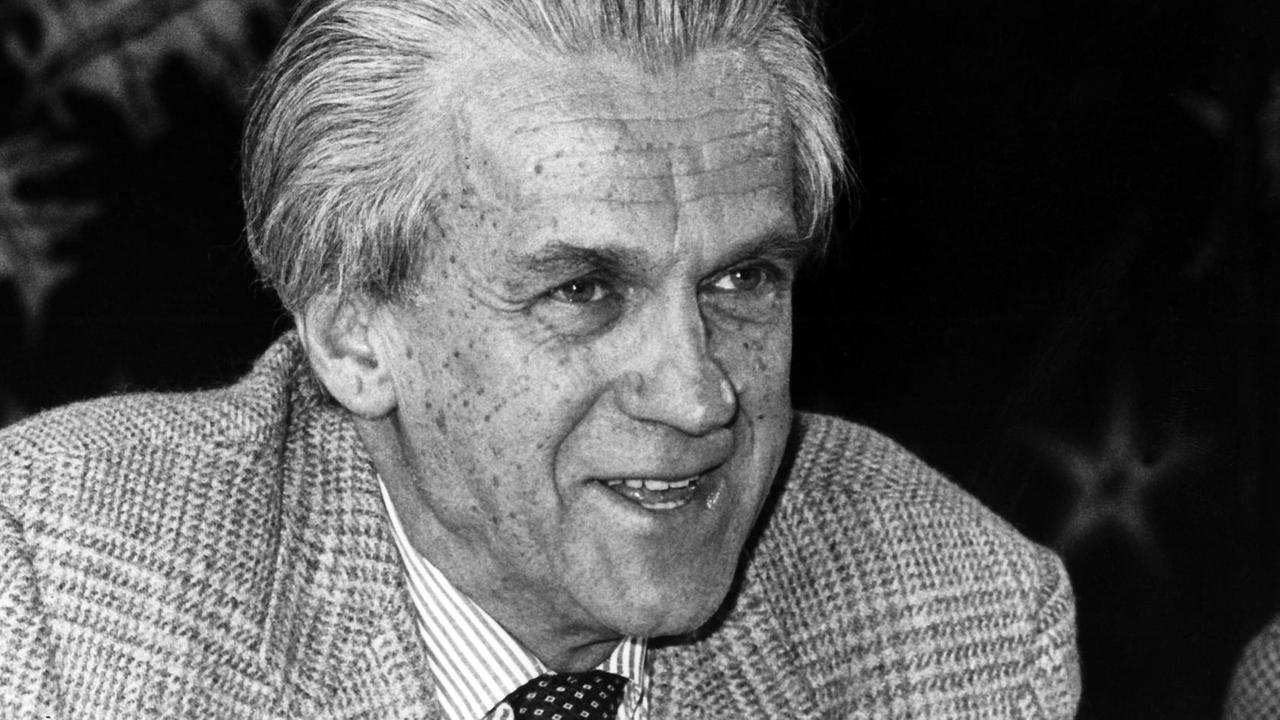 Der Literaturwissenschaftler, Schriftsteller und Kritiker Walter Jens am 19.05.1989 in Köln bei einer Sitzung des P.E.N. Zentrums. Der Literaturwissenschaftler, Schriftsteller und Kritiker Walter Jens am 19.05.1989 in Köln bei einer Sitzung des P.E.N. Zentrums.