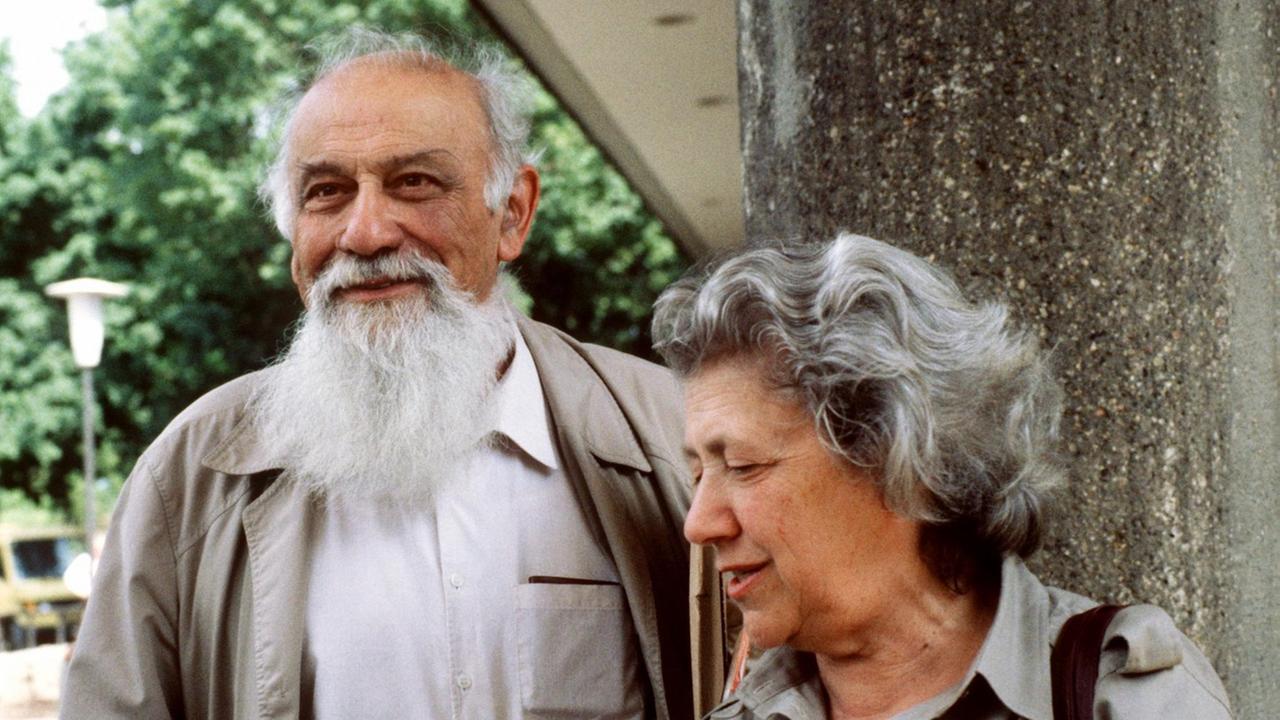 Der russische Schriftsteller, Literaturkritiker und Germanist Lew Kopelew und seine Frau Raissa Orlowa-Kopelew am Rande des Schriftstellerkongresses in Berlin am 30. Mai 1988. Kopelew trat in den 60er Jahren in der Sowjetunion für regimekritische Schriftsteller ein und wandte sich gegen eine "Re-Stalinisierung". 1968 wurde er aus der Kommunistischen Partei und 1977 aus dem Schriftstellerverband ausgeschlossen. 1981 aus der Sowjetunion ausgebürgert, wurde er 1990 durch Präsident Michail Gorbatschow rehabilitiert. Der russische Schriftsteller, Literaturkritiker und Germanist Lew Kopelew und seine Frau Raissa Orlowa-Kopelew am Rande des Schriftstellerkongresses in Berlin am 30. Mai 1988. Kopelew trat in den 60er Jahren in der Sowjetunion für regimekritische Schriftsteller ein und wandte sich gegen eine "Re-Stalinisierung". 1968 wurde er aus der Kommunistischen Partei und 1977 aus dem Schriftstellerverband ausgeschlossen. 1981 aus der Sowjetunion ausgebürgert, wurde er 1990 durch Präsident Michail Gorbatschow rehabilitiert.