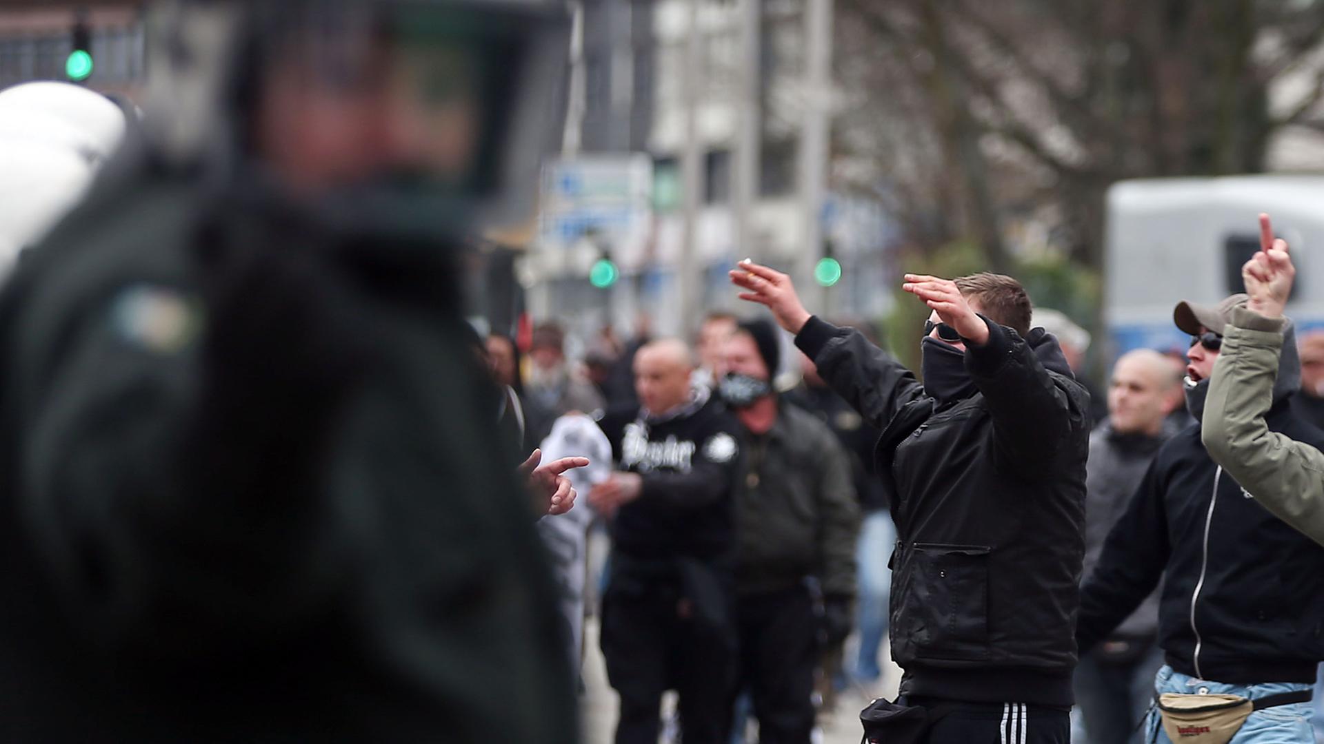 Mitglieder der Gruppe "Hooligans gegen Salafisten" bei der Demonstration in Wuppertal Mitglieder der Gruppe "Hooligans gegen Salafisten" bei der Demonstration in Wuppertal