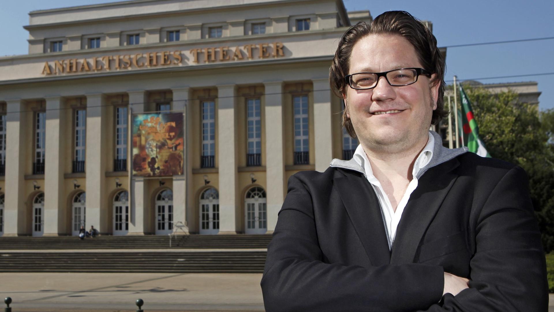 André Bücker steht zu Beginn seiner Amtszeit als Generalintendant im April 2009 vor dem Anhaltischen Theater Dessau-Roßlau. André Bücker steht zu Beginn seiner Amtszeit als Generalintendant im April 2009 vor dem Anhaltischen Theater Dessau-Roßlau.