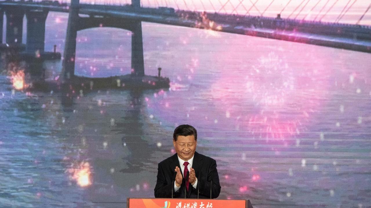 Chinas Staatschef Xi Jinping bei der Einweihung der größten Meeresbrücke der Welt von Macao nach Hongkong Chinas Staatschef Xi Jinping bei der Einweihung der größten Meeresbrücke der Welt von Macao nach Hongkong