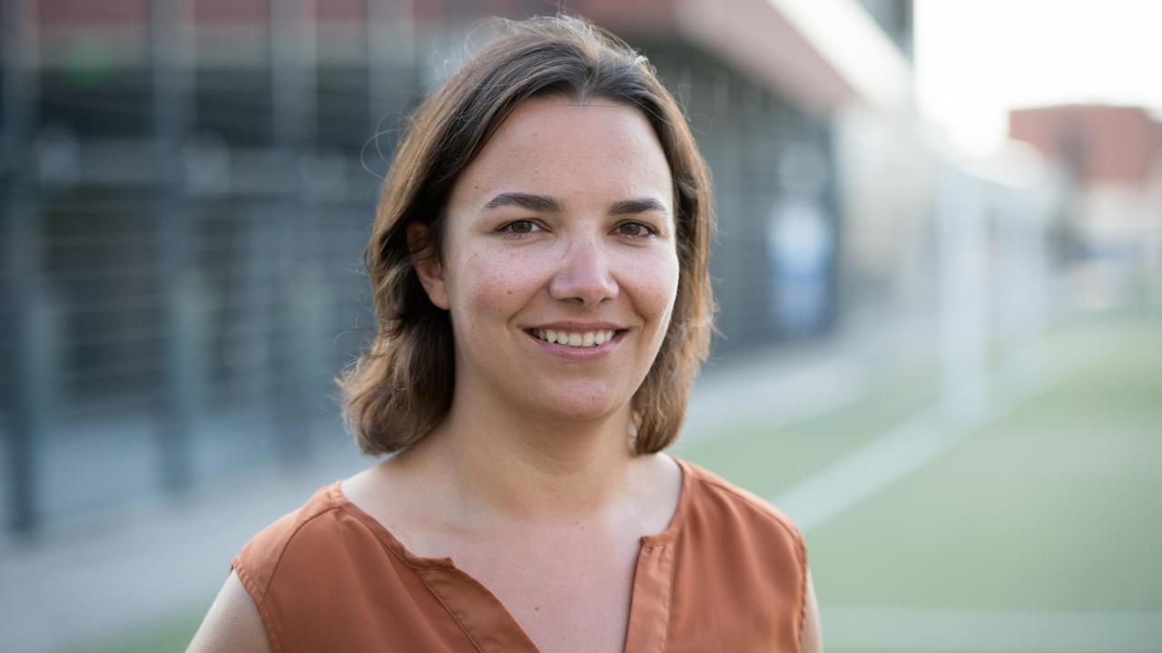 Porträtaufnahme von Tamara Dwenger, Präsidentin des HFC Falke, am 26.07.2016 in Hamburg am Rande eines Testspiels gegen den SC Hansa 11. Porträtaufnahme von Tamara Dwenger, Präsidentin des HFC Falke, am 26.07.2016 in Hamburg am Rande eines Testspiels gegen den SC Hansa 11.