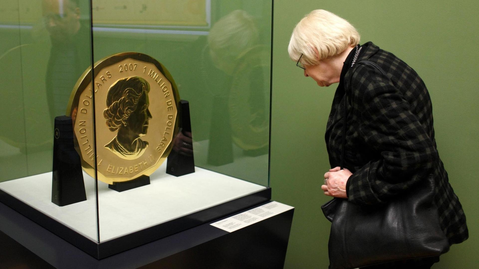Eine Besucherin des Berliner Bode-Museums betrachtet die 100 Kilogramm schwere Goldmünze "big maple leaf " in der Ausstellung "Goldgiganten - Großes Gold in der Münze und Medaille, " (Dezember 2010 - März 2011). Das Exemplar wurde in der Nacht zum 27.03.2017 im Bode-Museum in Berlin gestohlen. Eine Besucherin des Berliner Bode-Museums betrachtet die 100 Kilogramm schwere Goldmünze "big maple leaf " in der Ausstellung "Goldgiganten - Großes Gold in der Münze und Medaille, " (Dezember 2010 - März 2011). Das Exemplar wurde in der Nacht zum 27.03.2017 im Bode-Museum in Berlin gestohlen.